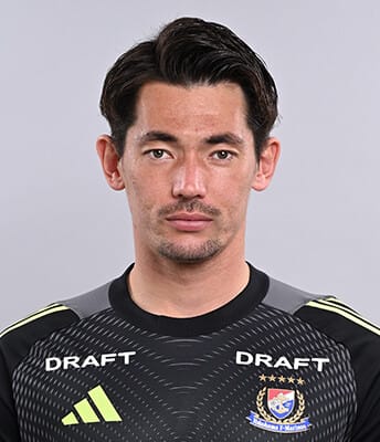 ◆Ｊ小ネタ◆横浜FMから湘南に移籍したポープ・ウイリアム、両チームの移籍発表画像が対照的だと話題に！