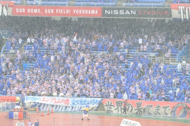 ◆悲報◆泥沼6連敗ダントツ最下位横浜Fマリノスのゴール裏、ついにお気持ち統制すら崩壊！ブーイングとフロント呼び出しを始めてしまう！
